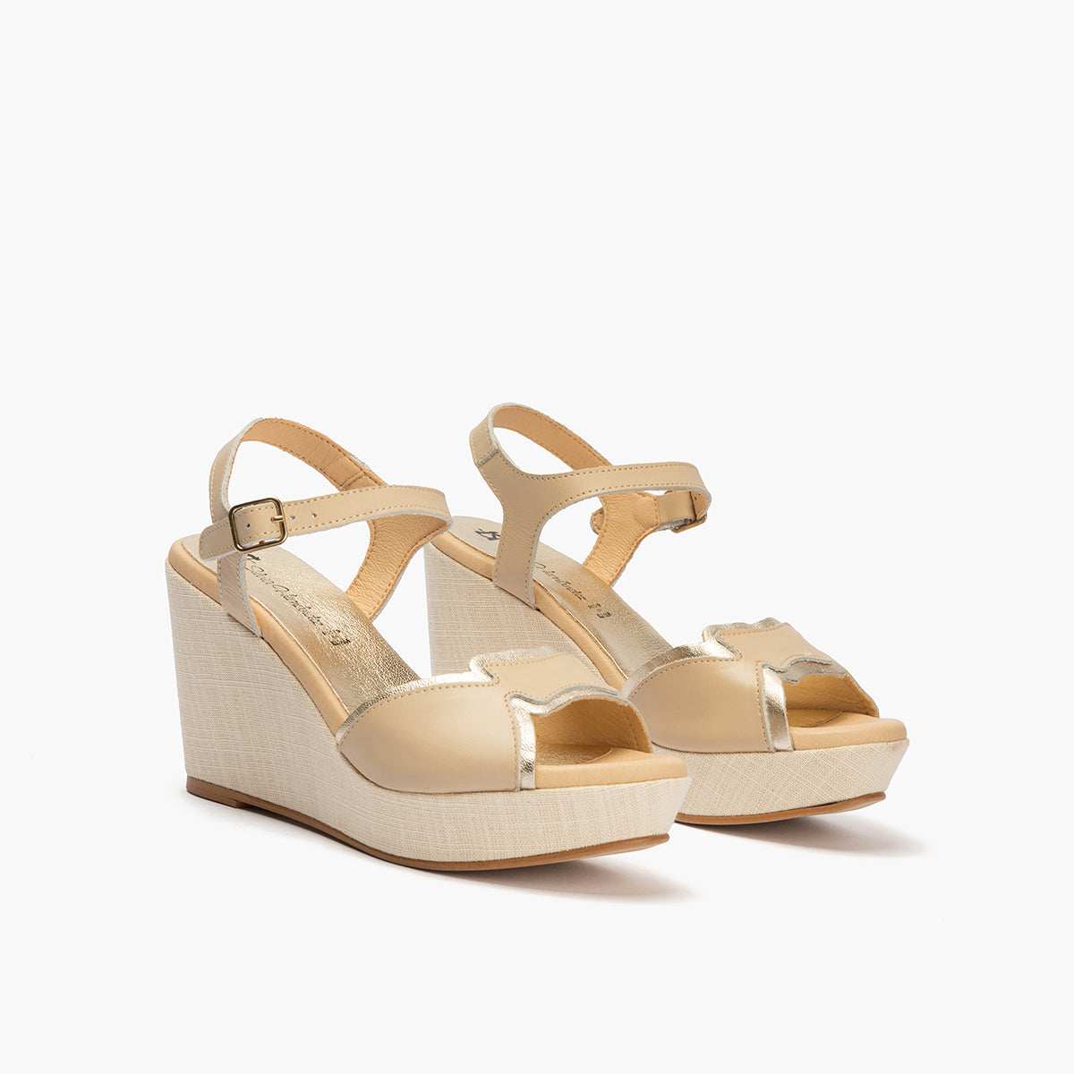 Sandalia con cuña alta en piel napa Crema
