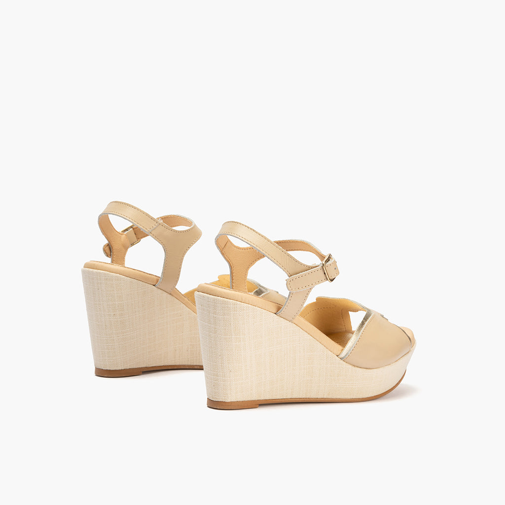 Sandalia con cuña alta en piel napa Crema