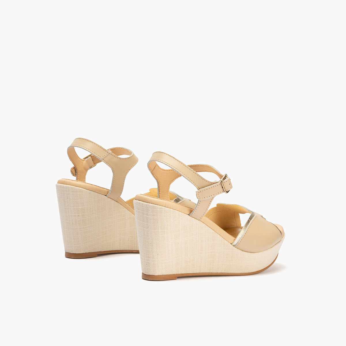 Sandalia con cuña alta en piel napa Crema