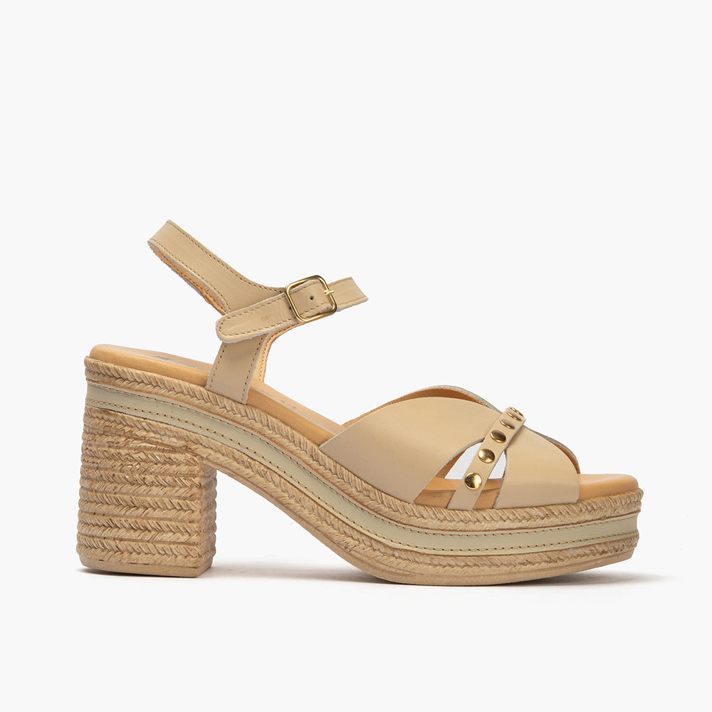 Sandalia con tacón alto en piel napa y detalles metalizados Crema