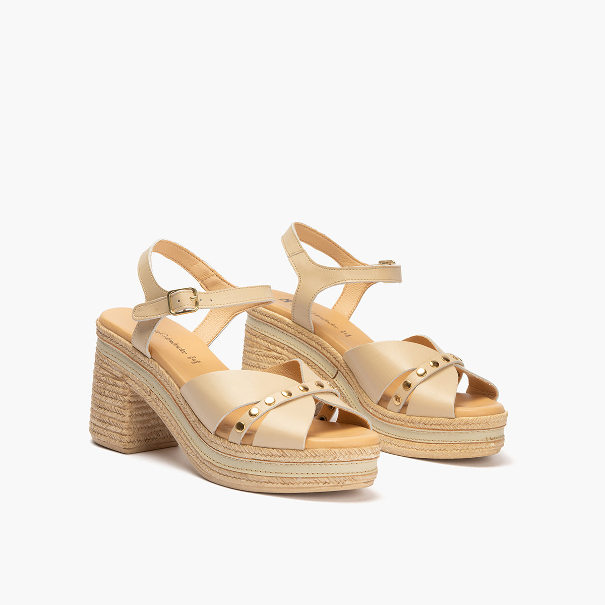 Sandalia con tacón alto en piel napa y detalles metalizados Crema