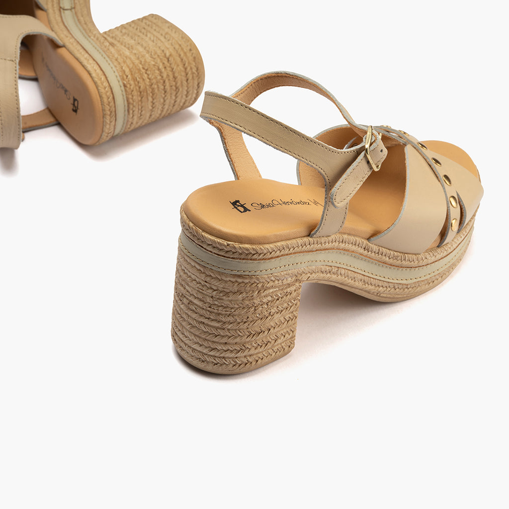 Sandalia con tacón alto en piel napa y detalles metalizados Crema