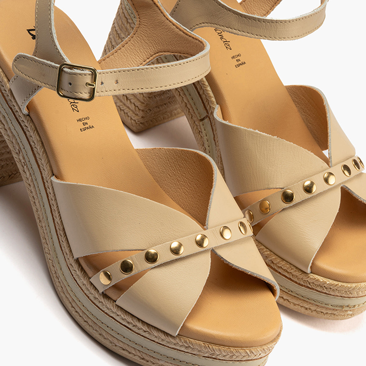 Sandalia con tacón alto en piel napa y detalles metalizados Crema