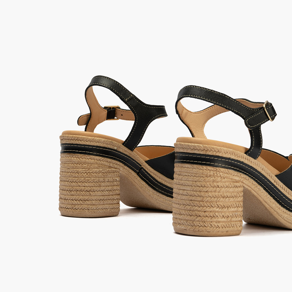 Sandalia con tacón alto en piel napa y detalles metalizados Negro