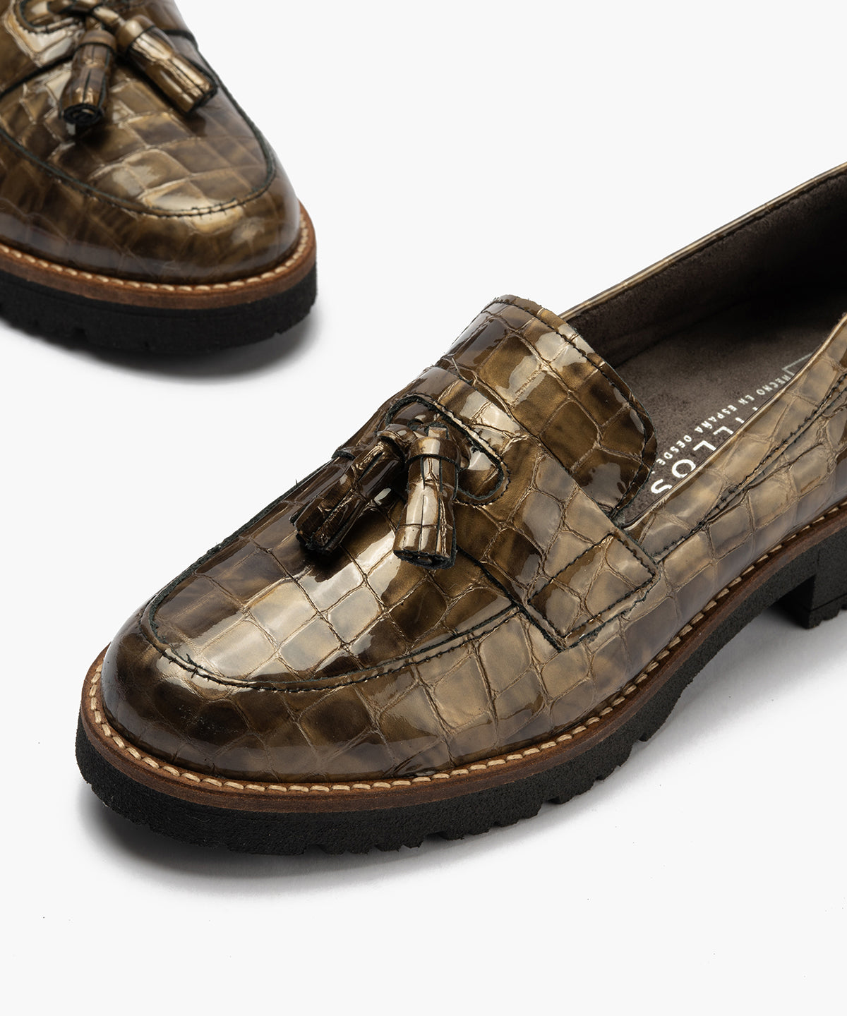 Mocasín en Coco con adorno de mujer color humo
