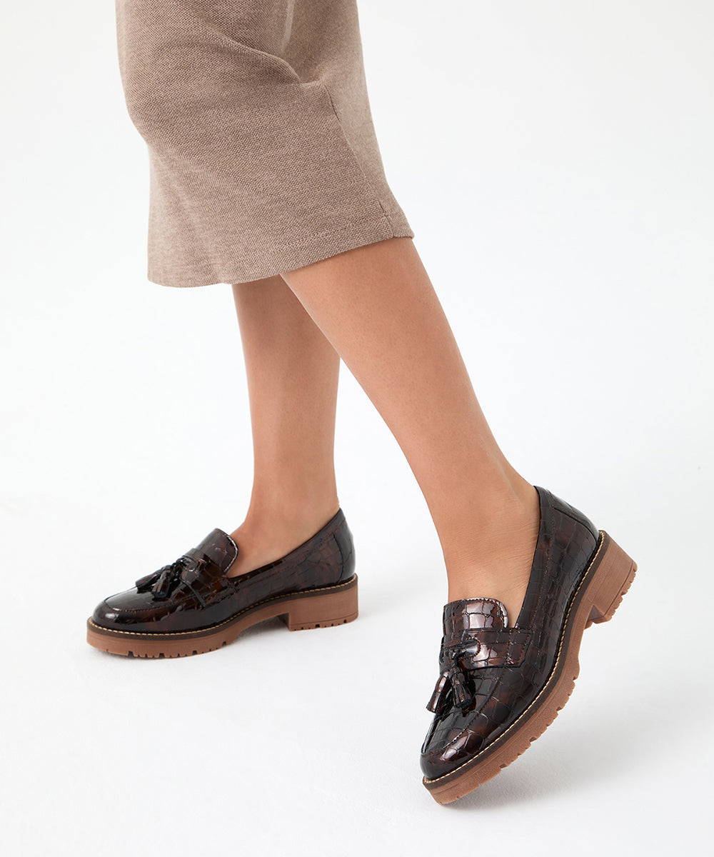 Mocasín en Coco con adorno de mujer color marron