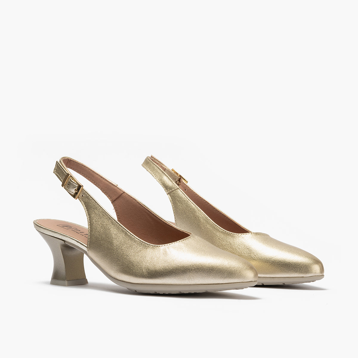 Zapato salón destalonado con tacón medio, en piel laminado Oro