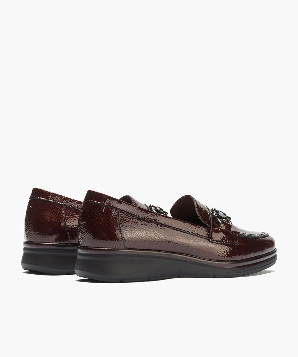 Mocasín en Charol con Adorno Burdeos