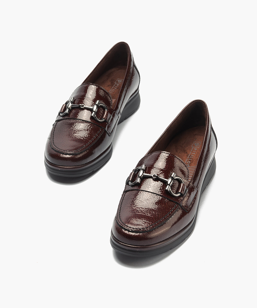 Mocasín en Charol con Adorno Burdeos