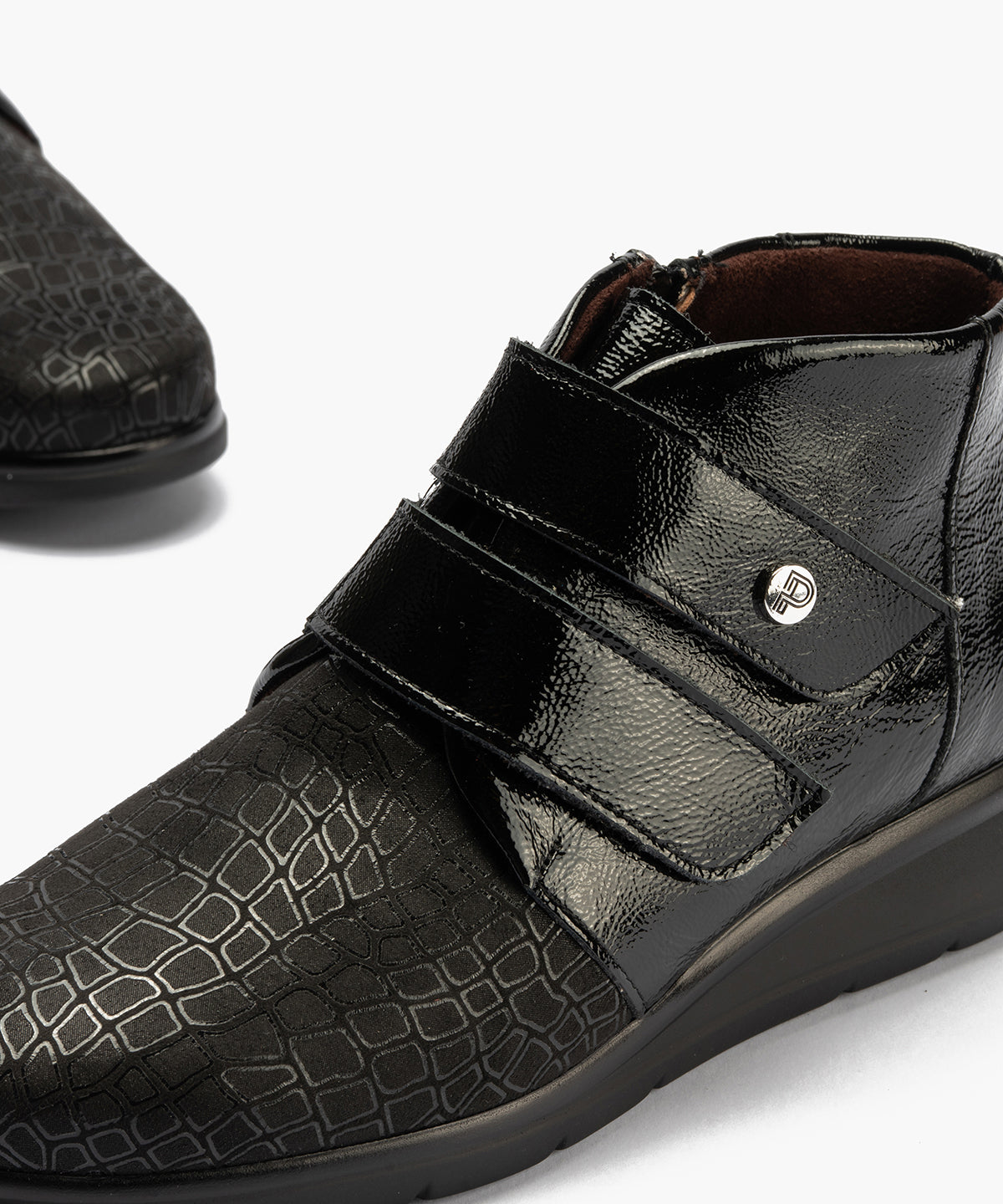 Botín con velcros y cremallera combinado lycra con charol Negro