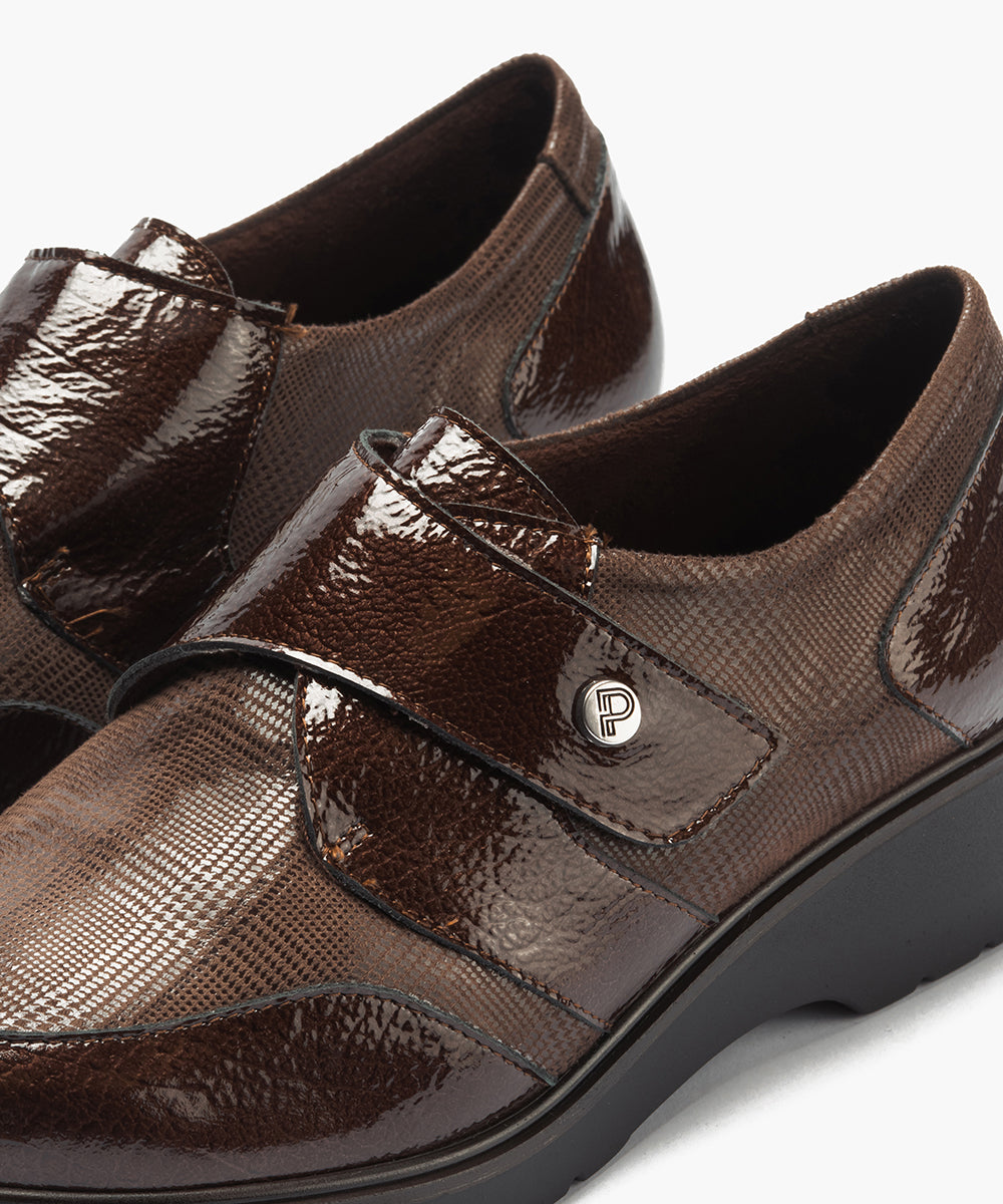 Blucher con velcro combinado charol con lycra Marrón
