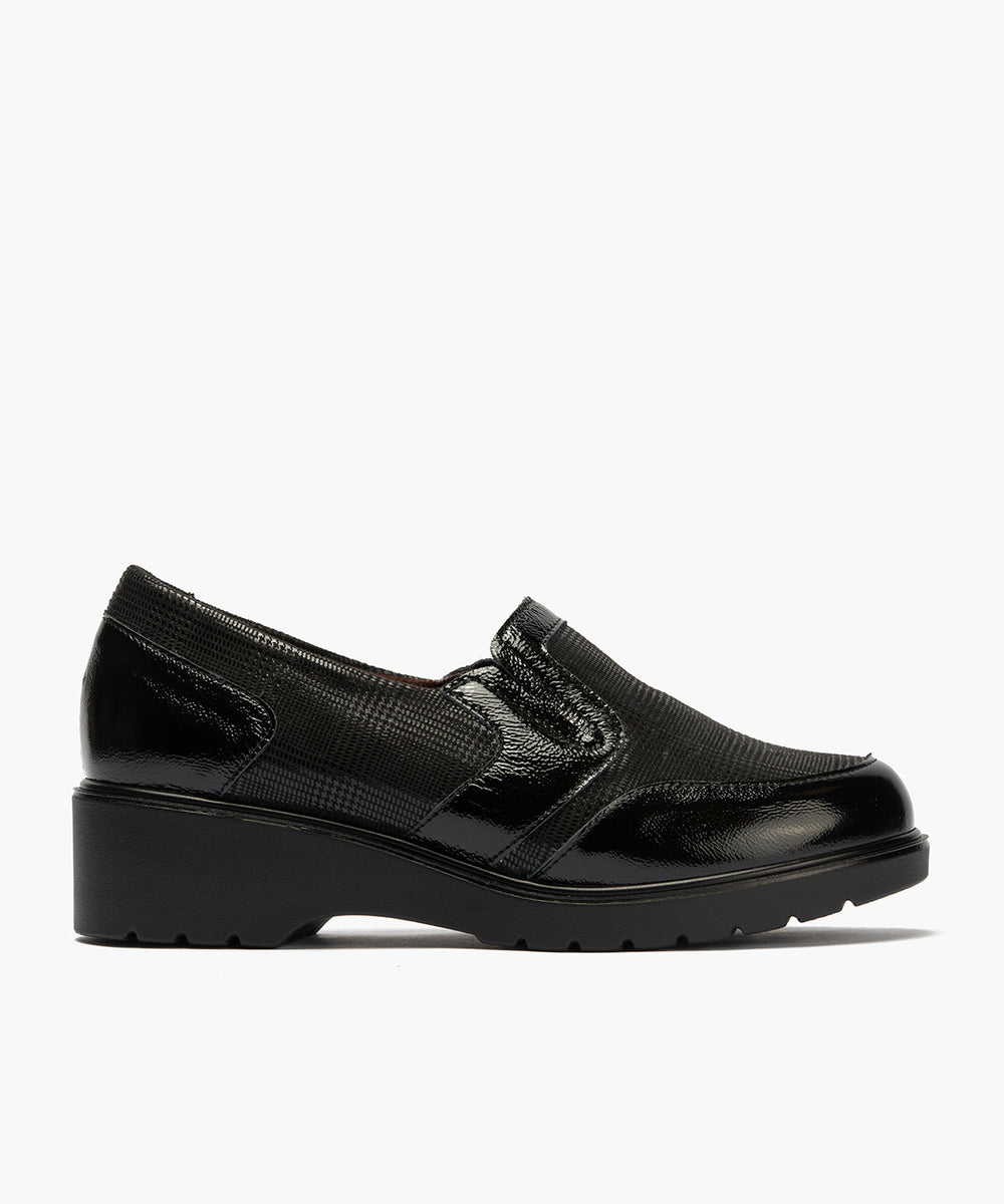 Manoletina con elásticos combinado charol con lycra Negro