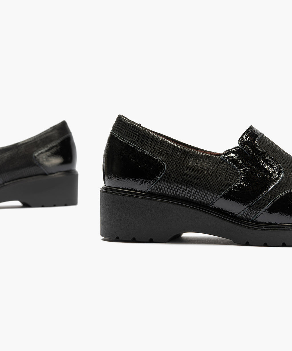 Manoletina con elásticos combinado charol con lycra Negro