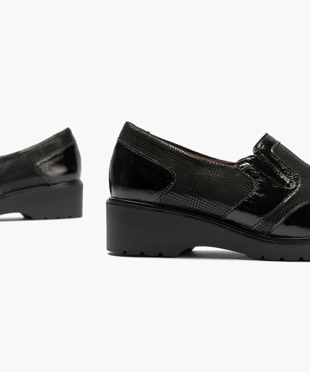 Manoletina con elásticos combinado charol con lycra Negro