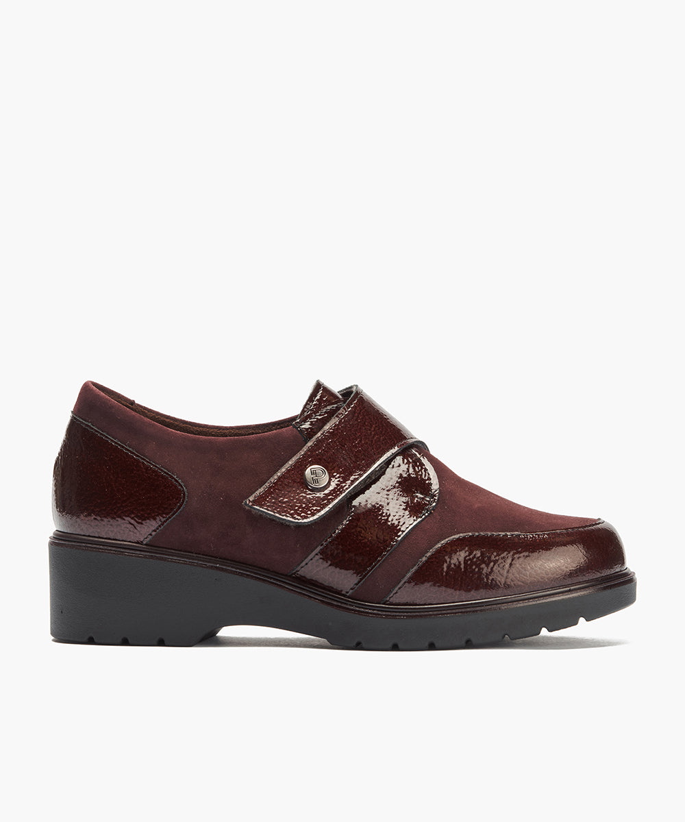 Blucher con velcro combinado charol con ante Burdeos