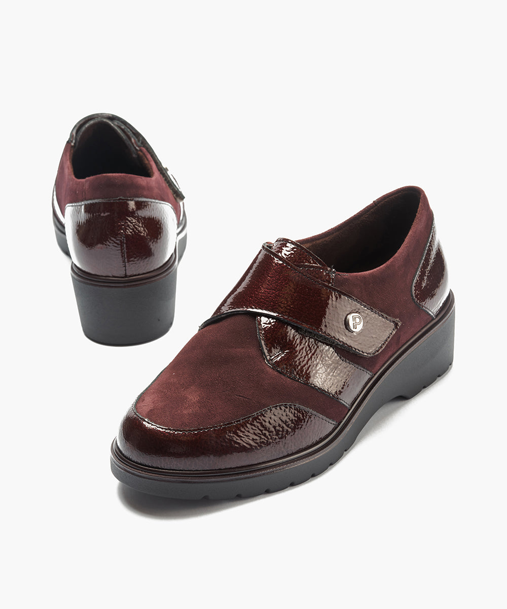 Blucher con velcro combinado charol con ante Burdeos