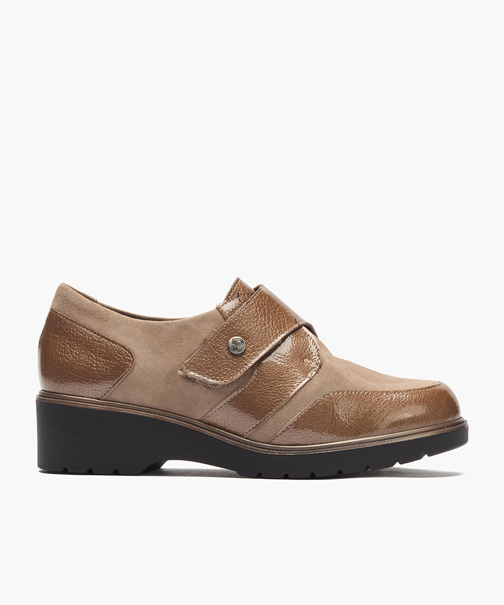 Blucher con velcro combinado charol con ante Topo