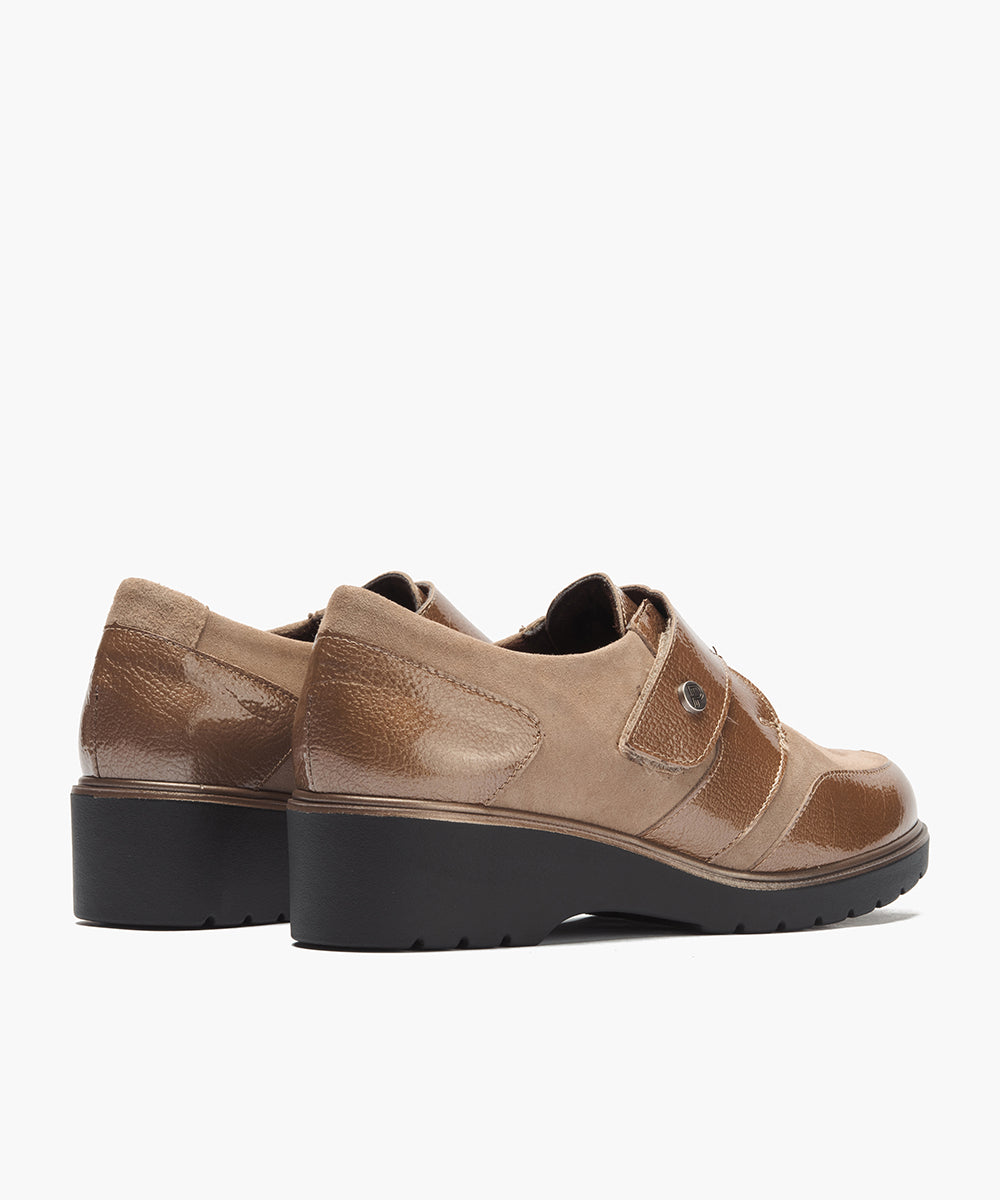 Blucher con velcro combinado charol con ante Topo