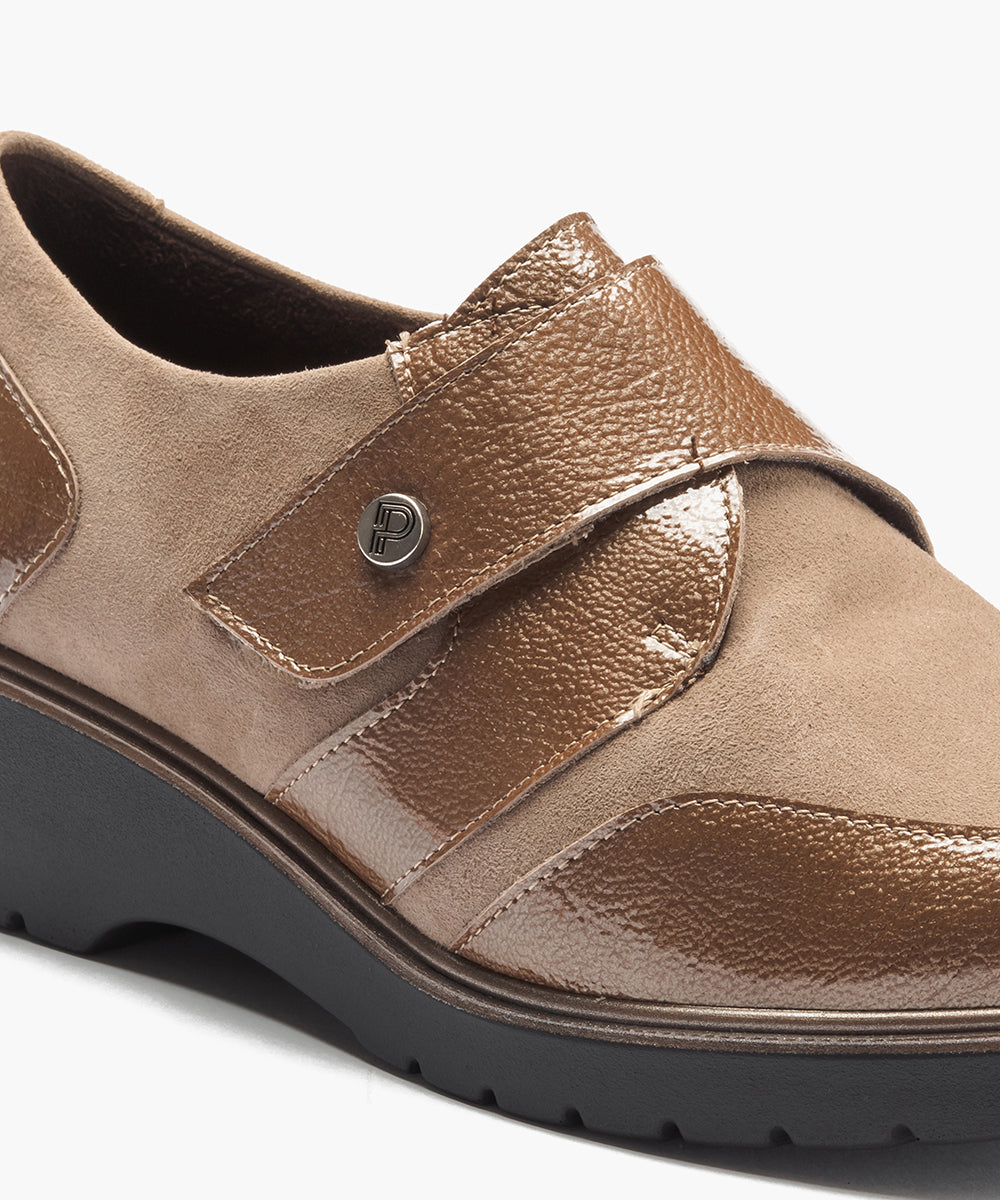 Blucher con velcro combinado charol con ante Topo