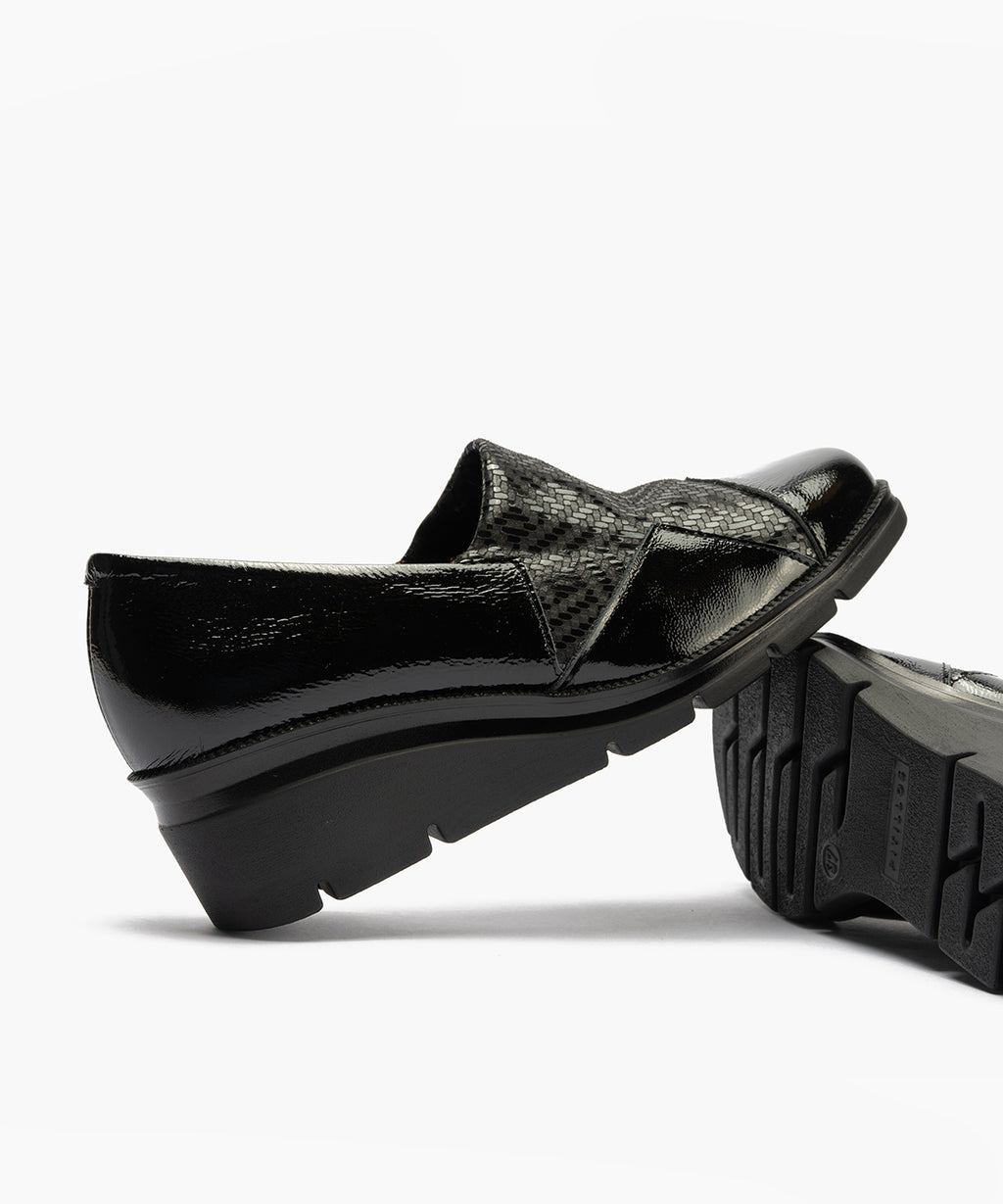 Abotinado combinado charol con lycra Negro