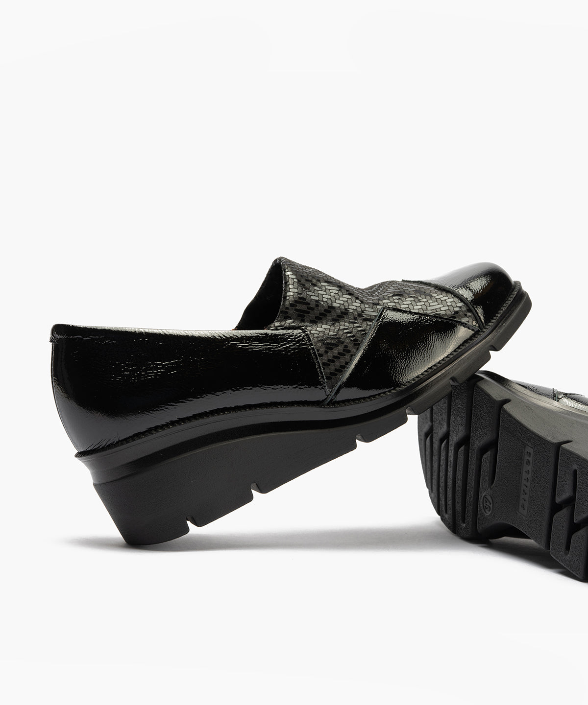 Abotinado combinado charol con lycra Negro