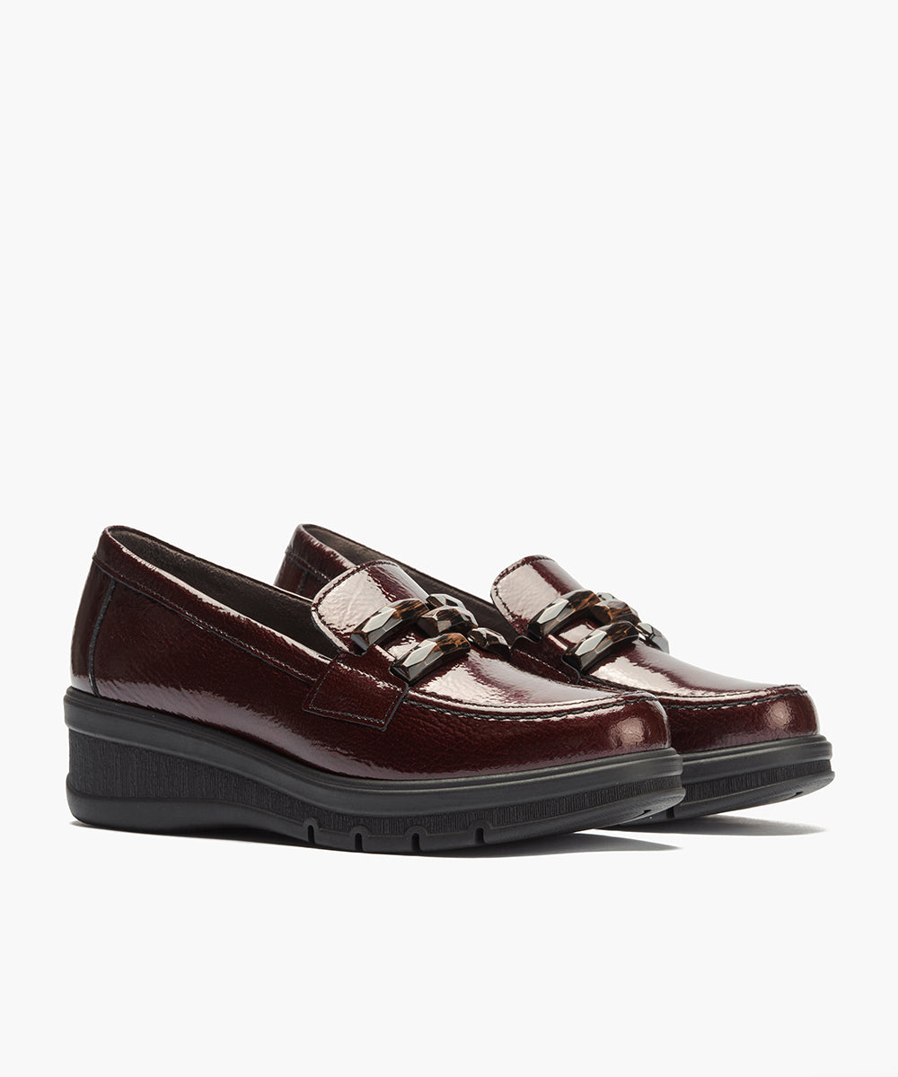 Mocasín adorno en charol Burdeos