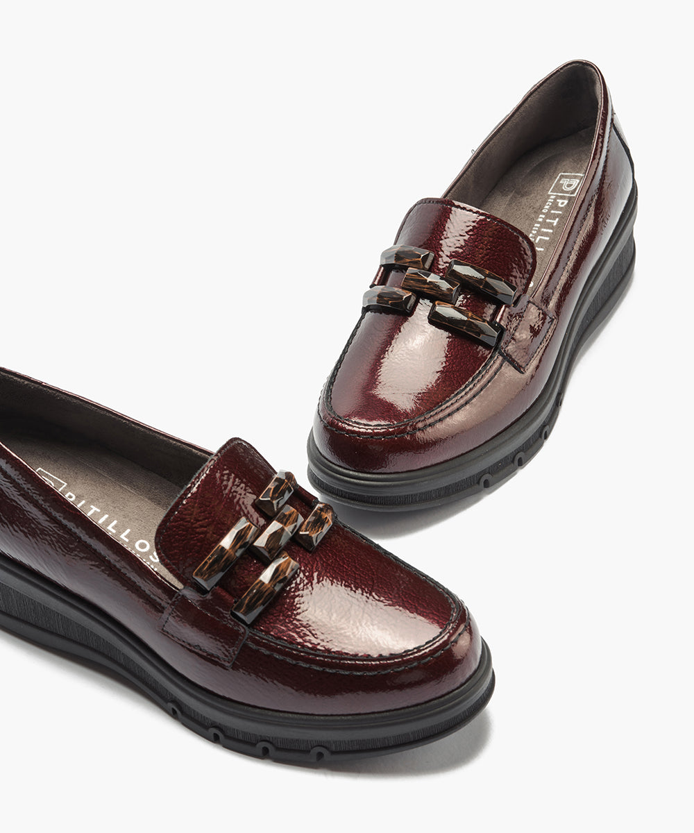 Mocasín adorno en charol Burdeos