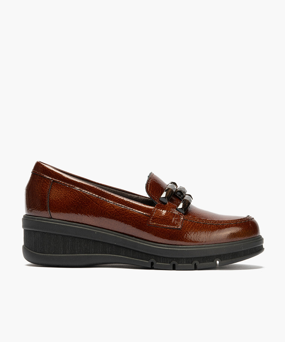 Mocasín adorno en charol Cuero