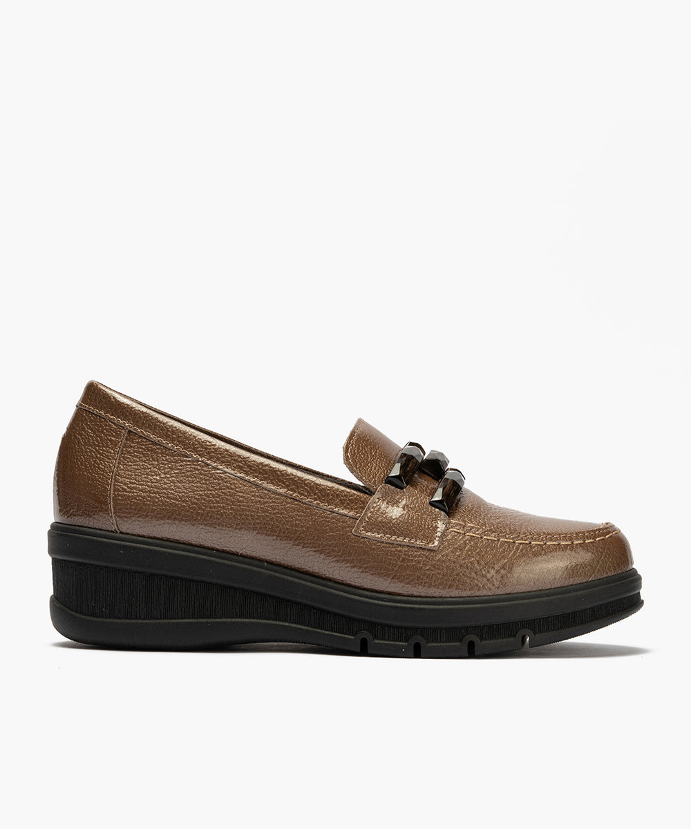 Mocasín adorno en charol Topo