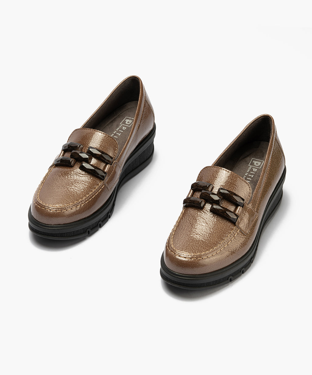 Mocasín adorno en charol Topo