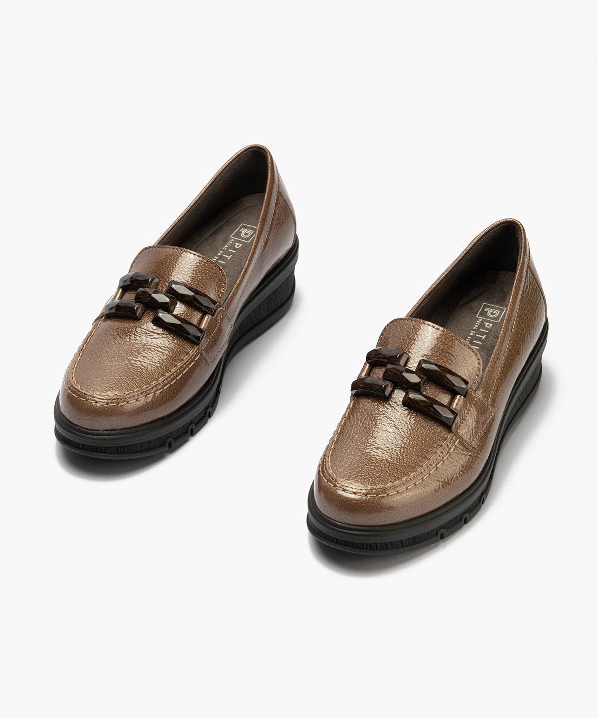Mocasín adorno en charol Topo