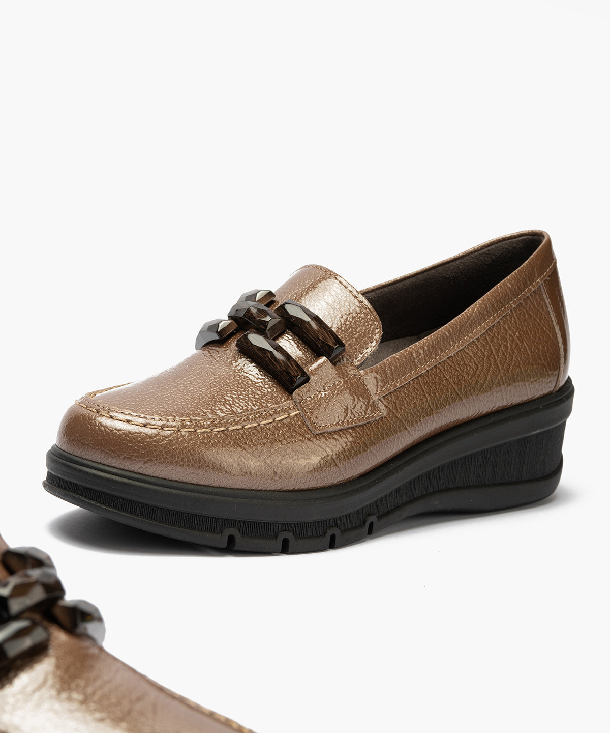 Mocasín adorno en charol Topo