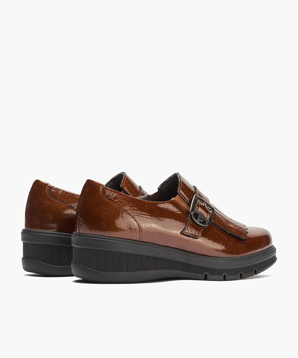 Abotinado con flecos y hebilla en charol Cuero