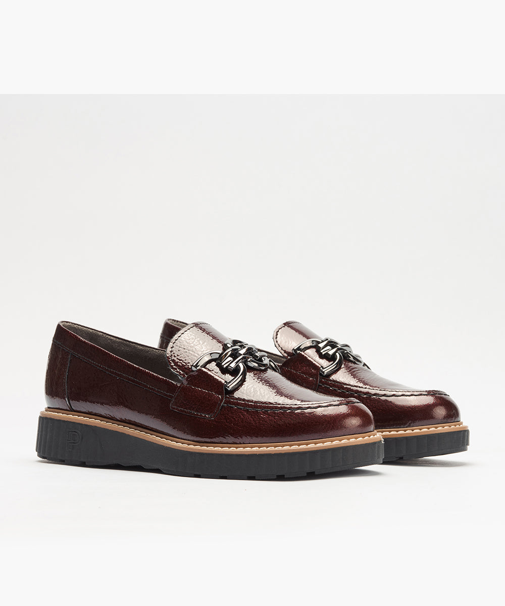 Mocasín con adorno en charol Burdeos