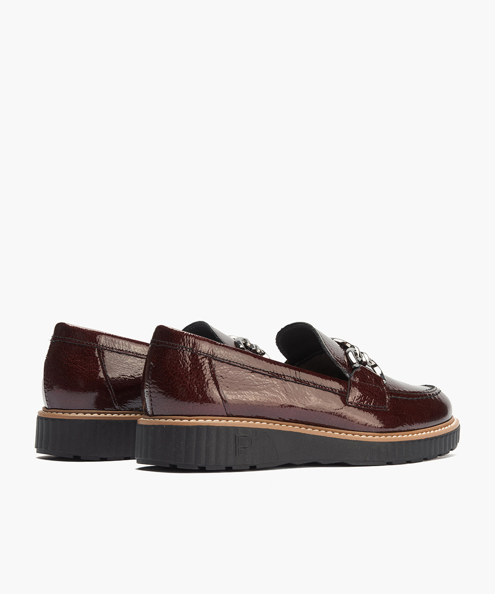 Mocasín con adorno en charol Burdeos