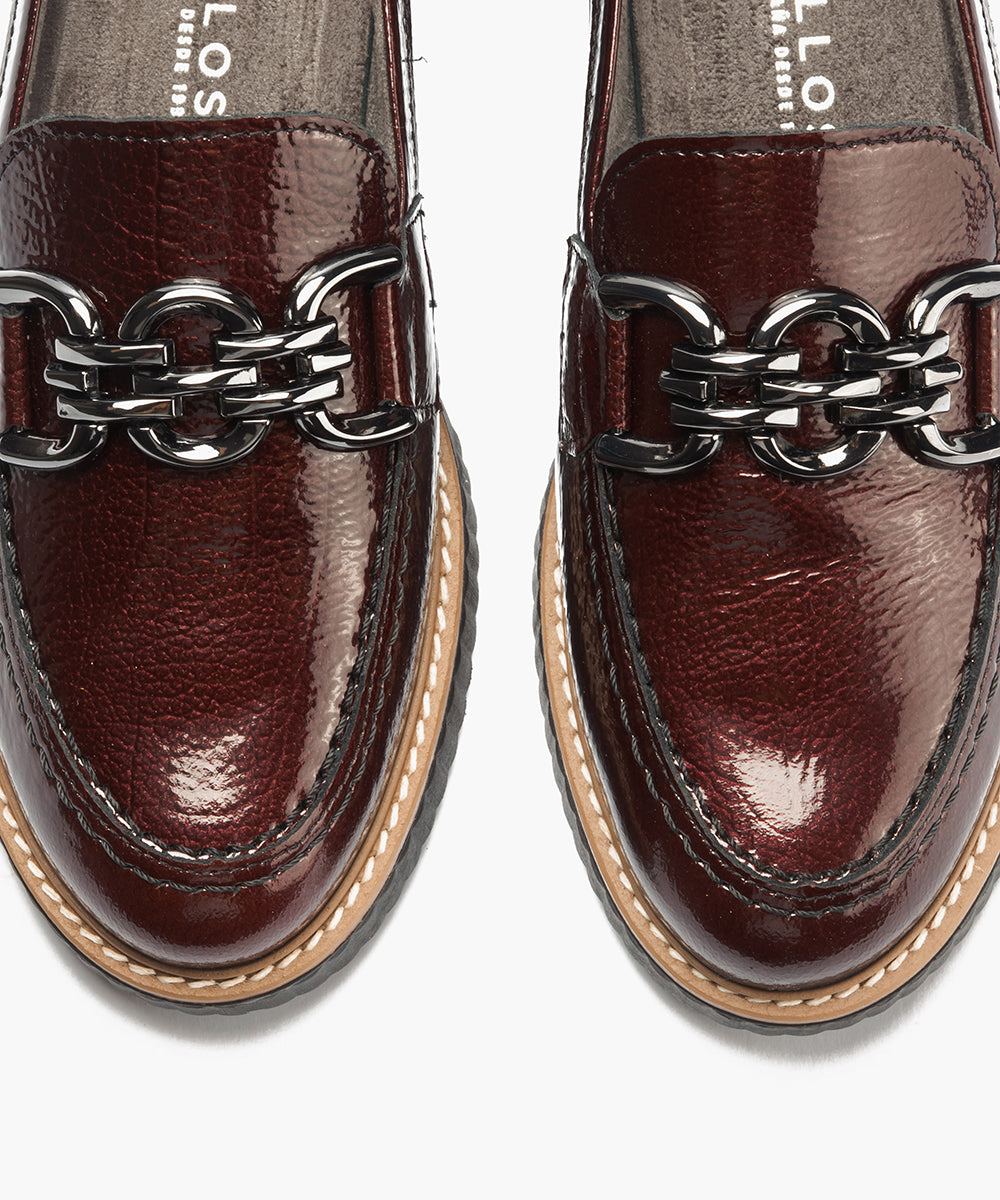 Mocasín con adorno en charol Burdeos