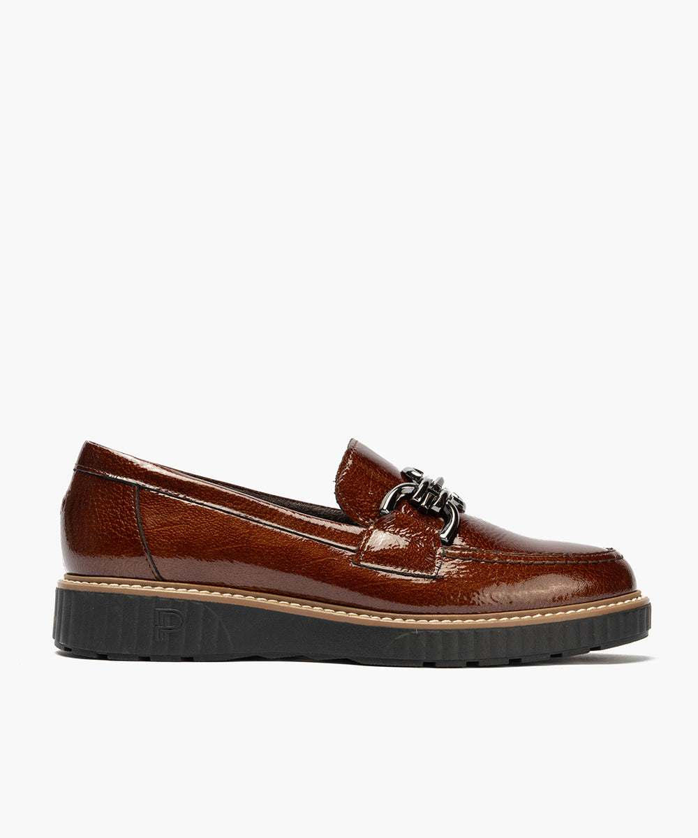 Mocasín con adorno en charol Cuero
