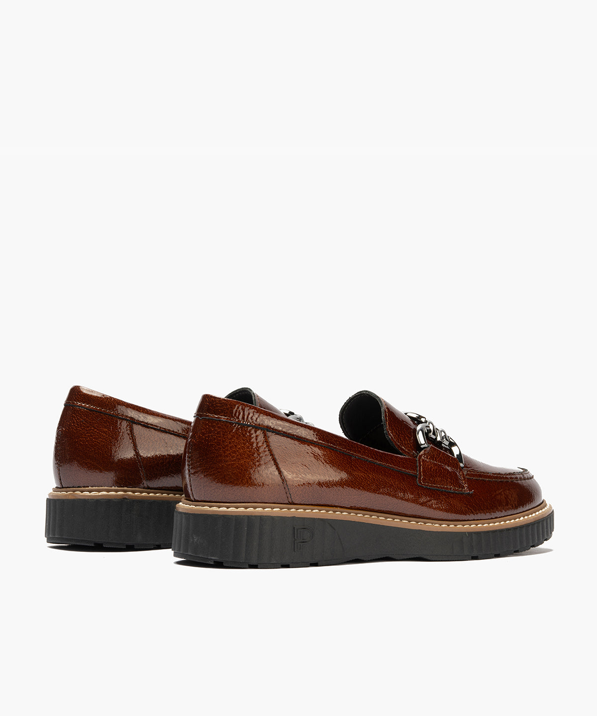 Mocasín con adorno en charol Cuero