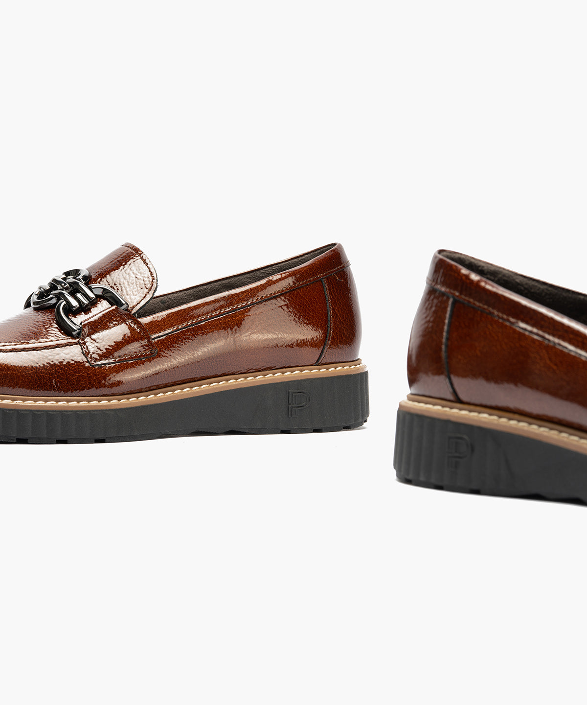 Mocasín con adorno en charol Cuero