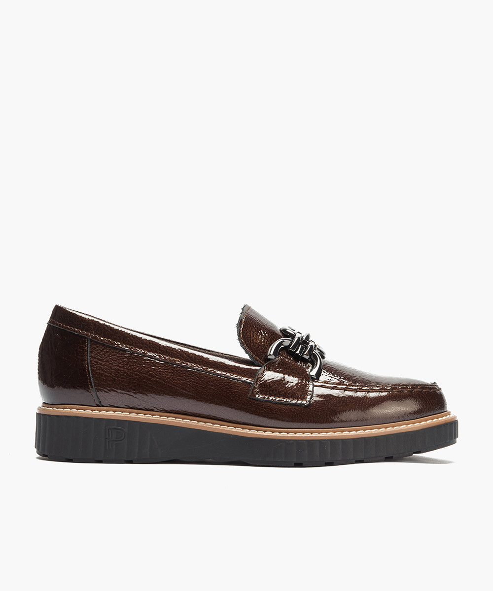 Mocasín con adorno en charol Marrón