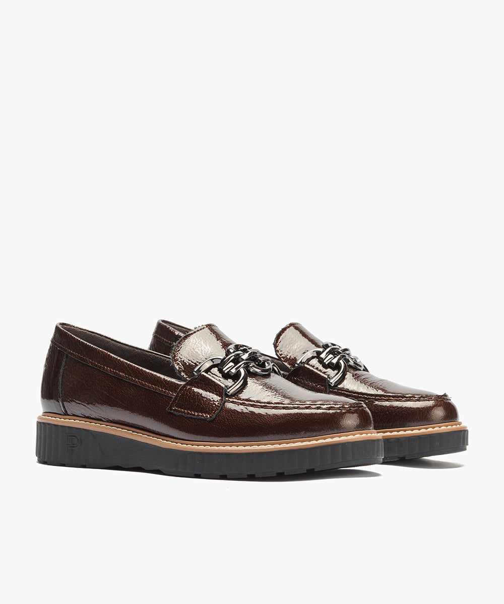 Mocasín con adorno en charol Marrón