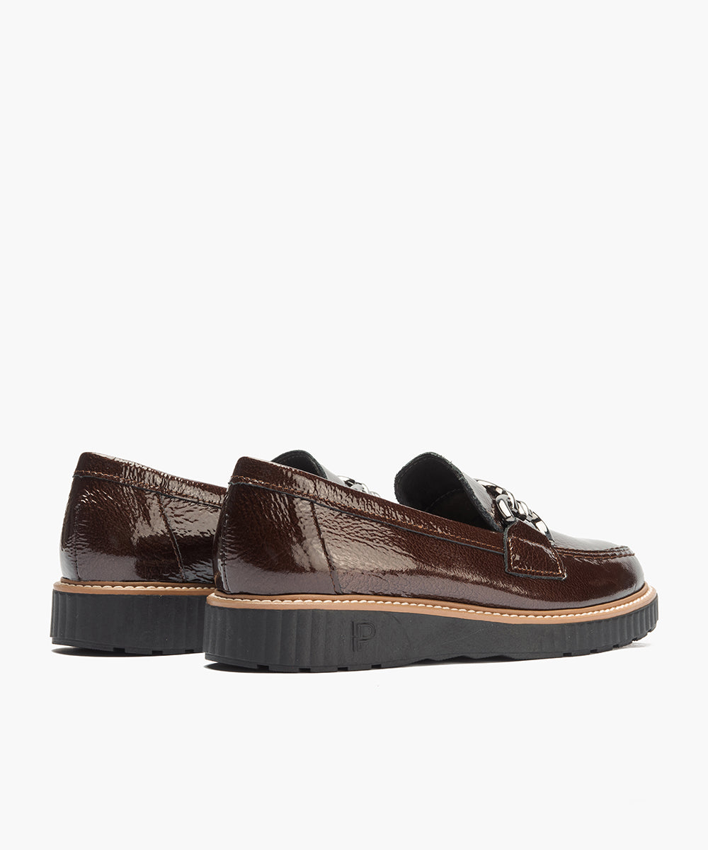 Mocasín con adorno en charol Marrón