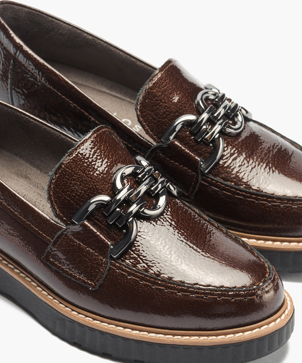 Mocasín con adorno en charol Marrón