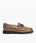Mocasín con adorno en charol Topo