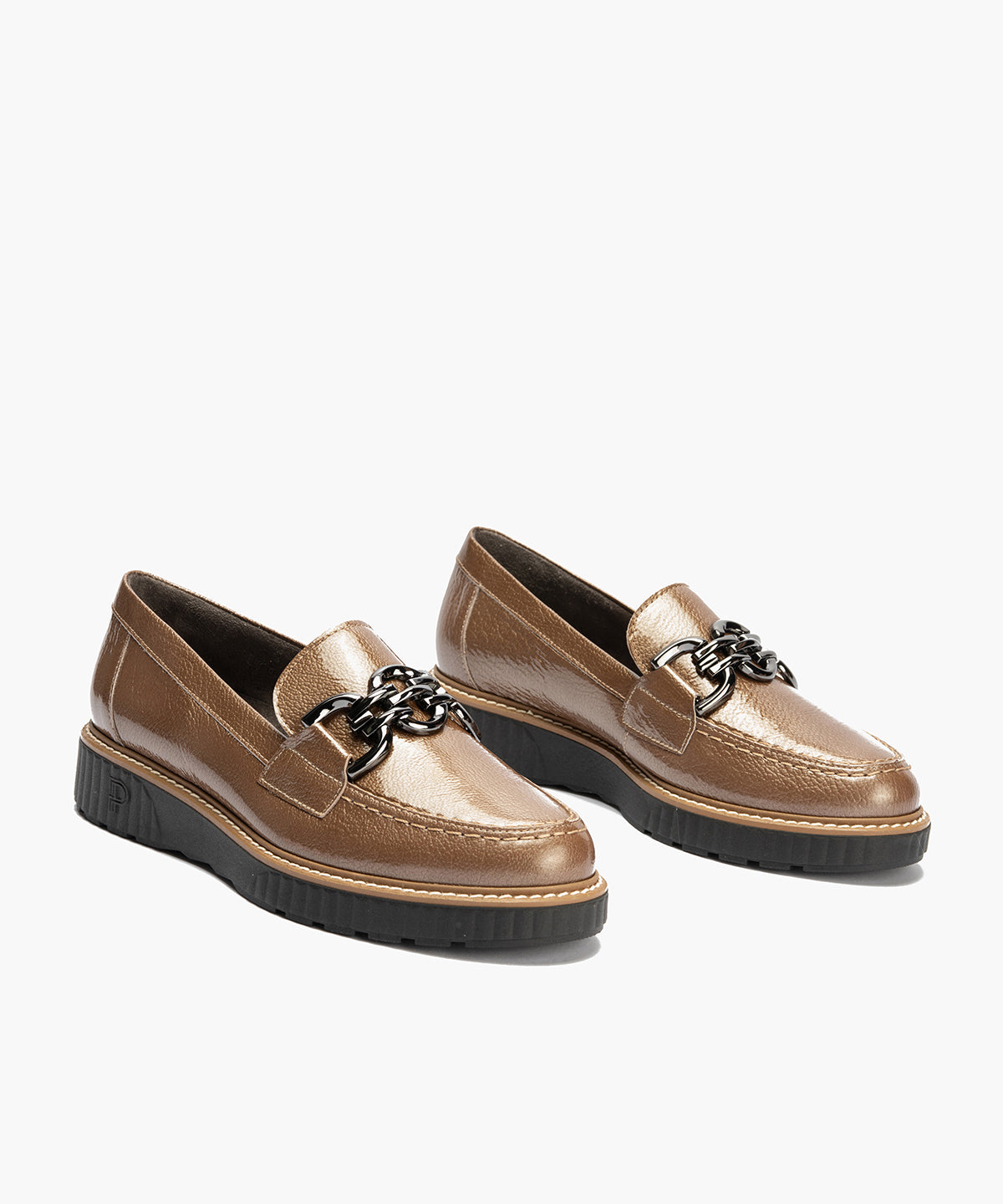 Mocasín con adorno en charol Topo