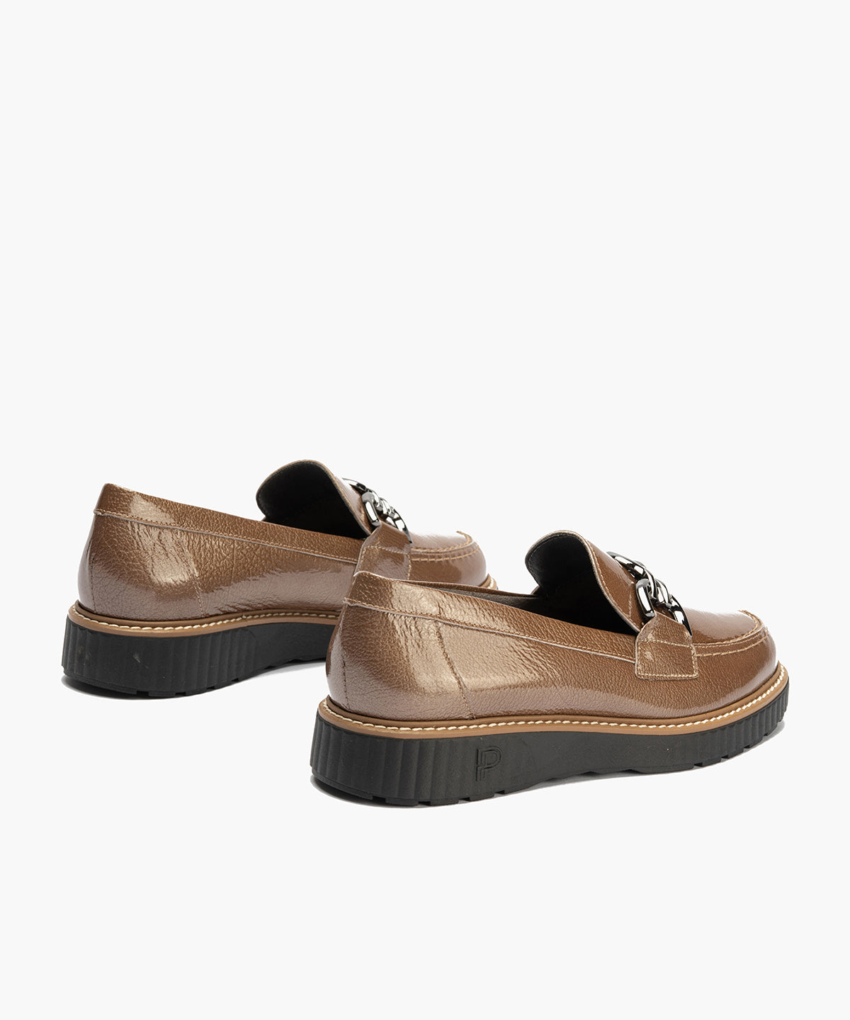Mocasín con adorno en charol Topo