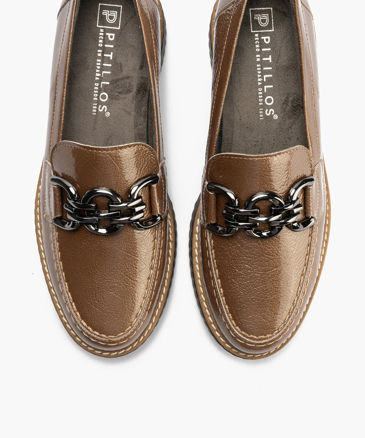Mocasín con adorno en charol Topo