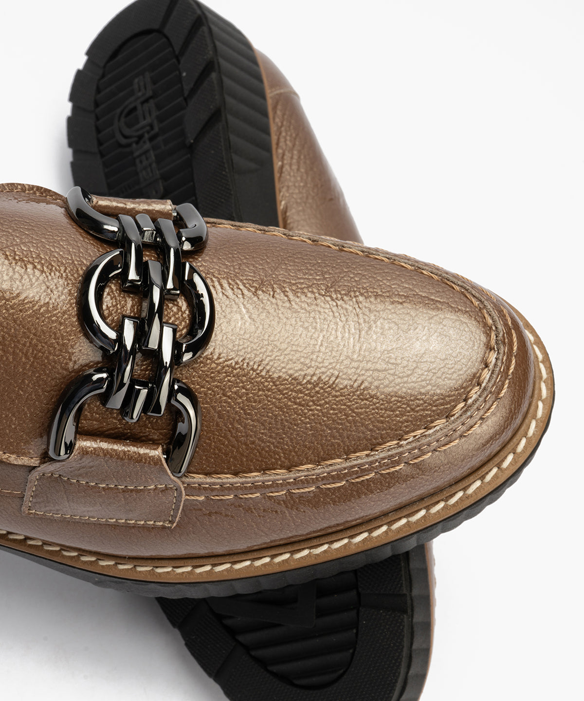 Mocasín con adorno en charol Topo
