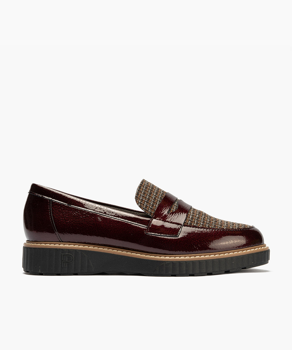 Mocasín antifaz combinado charol con tejido Burdeos