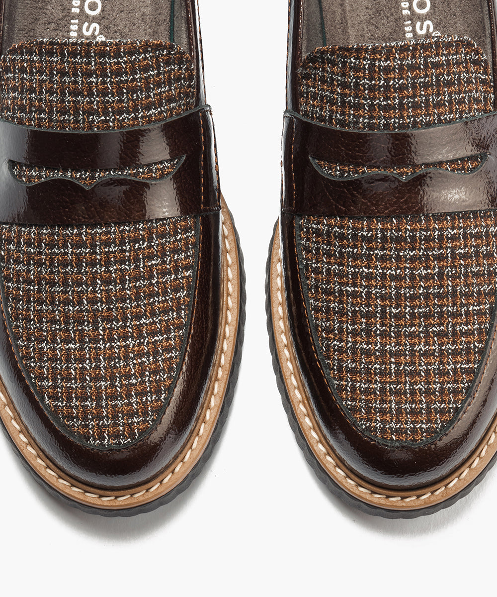 Mocasín antifaz combinado charol con tejido Marrón